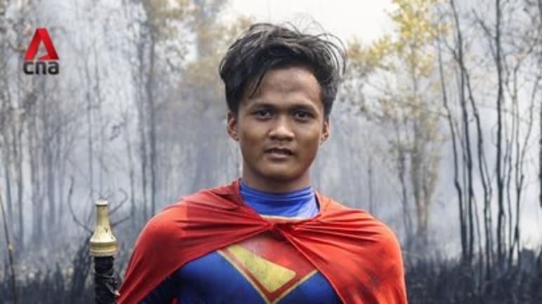 ‘Superman’ turun tangan padamkan kebakaran hutan di Kalimantan