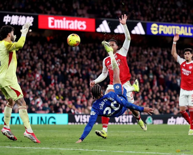 Timber header earns Arsenal crucial win over Chelsea