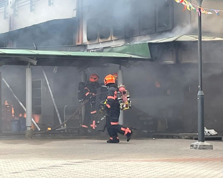  Fire breaks out at Tampines coffee shop, disrupting operations