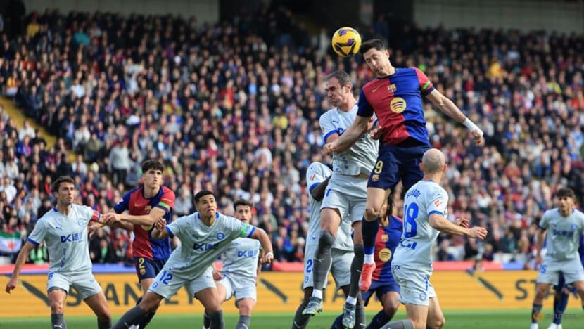 Lewandowski strike gives Barcelona 1-0 win over Alaves  