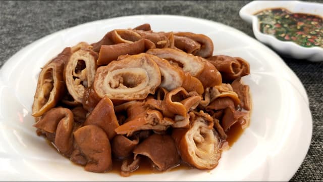 吃猪大肠变“吃屎”！女吃到一半被臭吐，店家却只赔两瓶水！