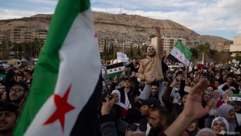 Kumpulan pertama seramai 37 warga Indonesia selamat pulang dari Syria Kumpulan pertama seramai 37 warga Indonesia selamat pulang dari Syria