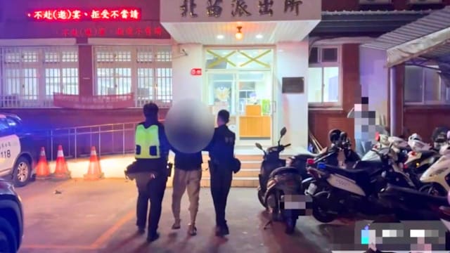 台湾苗栗男子持刀袭击路人 被警制伏逮捕