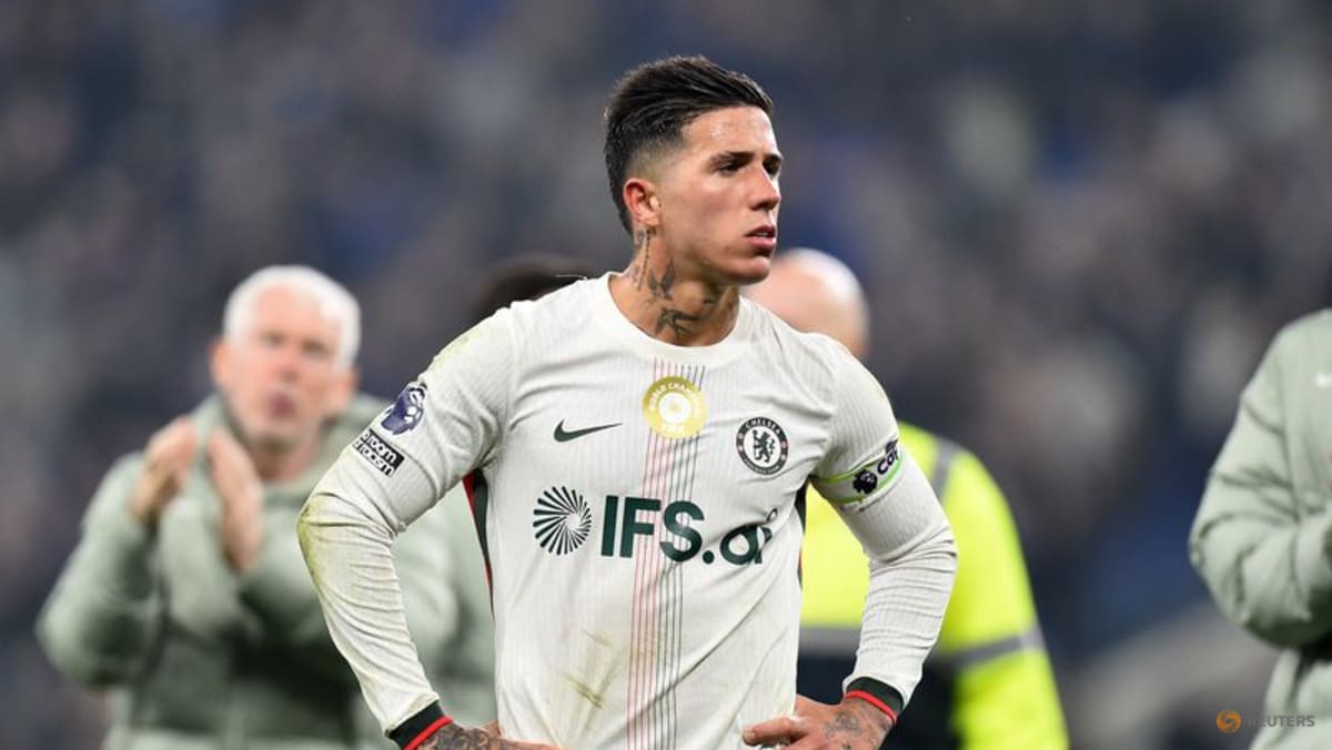 Chelsea drop Fernandez for two games for comments on his future