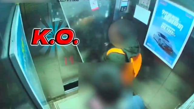 急着上班搭错电梯 中国男子一掌把电梯门拍到掉落