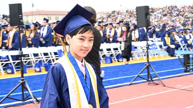 美华裔神童大跳级 12岁获五副学士学位