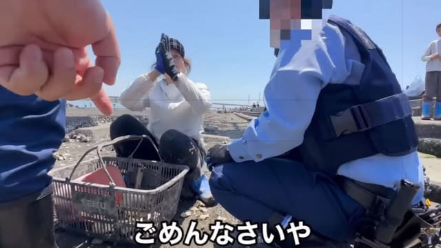 日本挖蚝将壳乱扔被捕 中国妇跪地求饶：放过我吧
