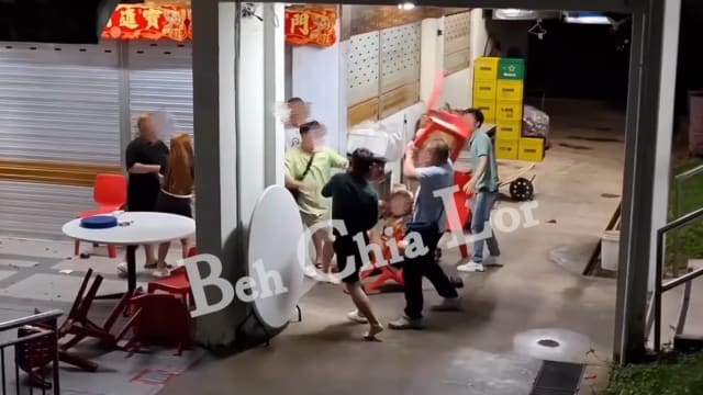 三对一！男子宏茂桥咖啡店被椅子与啤酒瓶狂砸倒地