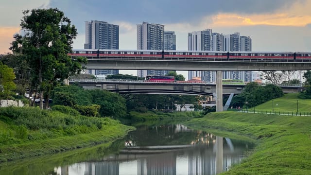  李总理休假到公园连道走走 公众惊喜巧遇他