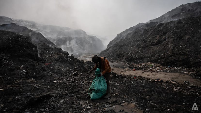Kebakaran besar TPA Jatiwaringin picu seruan baru hentikan 'open dumping'