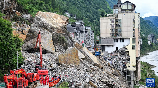 重庆山体崩塌搜救持续 救援犬发现生命迹象
