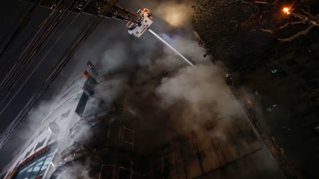 孟加拉首都达卡建筑失火 导致40多人死亡