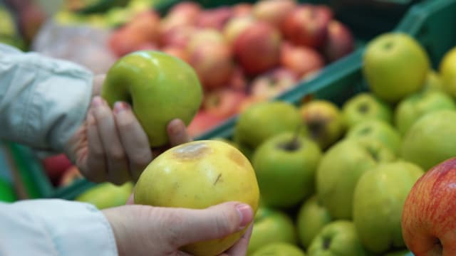 泰国校长买烂水果给学生当午餐 网民：不负责任