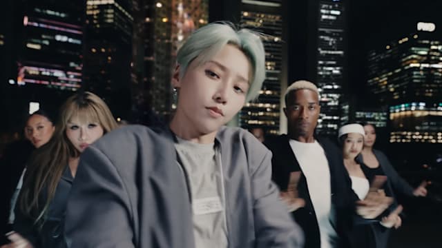 刘雨昕新歌MV在新加坡取景拍摄，与本地舞团街头尬舞！