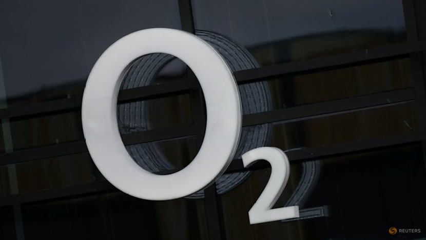 UK's O2 launches Europe's first smartphone satellite service