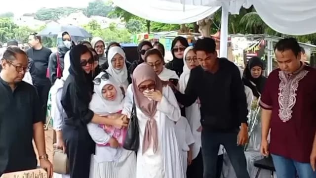 桥南路车祸女童遗体运回雅加达举葬 亲友泪奔送别