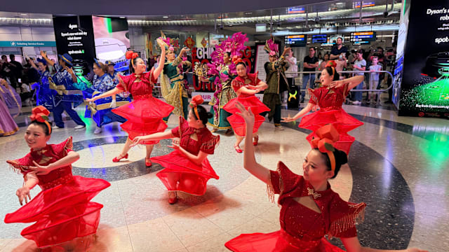 妆艺走进全岛多个地铁站 公众可试穿妆艺服装拍照