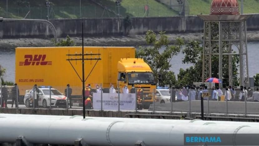 Johor terima bekalan vaksin COVID-19 dibawa masuk dari S'pura