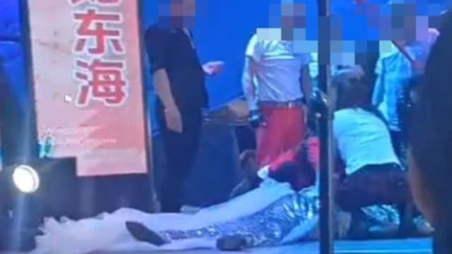 担任寿宴表演嘉宾　女歌手踩到裙摆摔死！