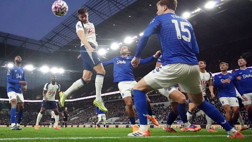 Van de Ven double lifts Tottenham to victory at Everton
