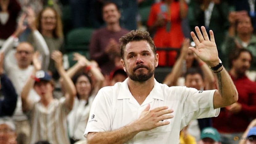 Serena and Wawrinka go down fighting at Wimbledon