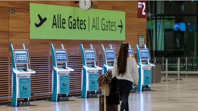 德国柏林勃兰登堡机场发现不明无人机 暂停航班起降近两小时