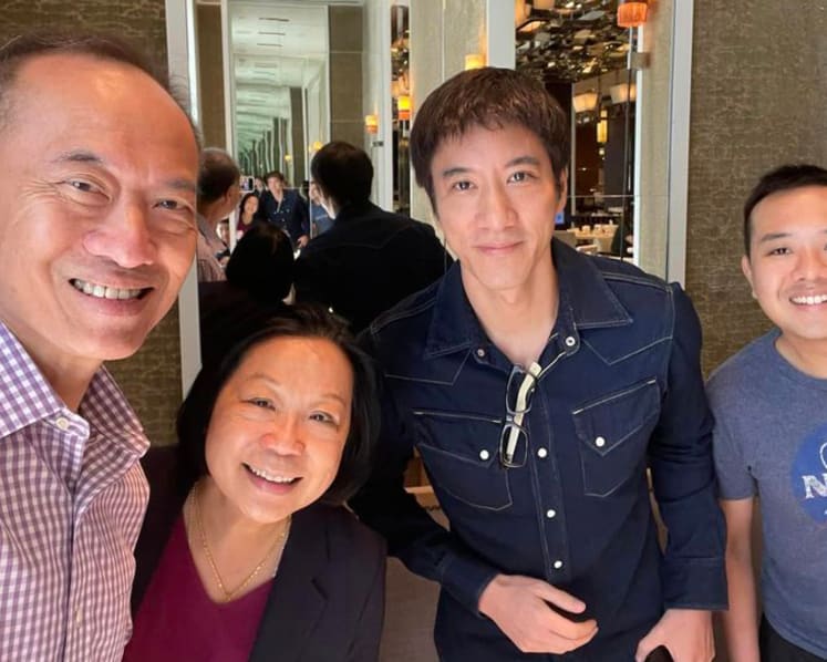 Wang Leehom met ex-Minister George Yeo and his family for a meal in Taipei