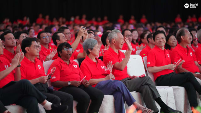 劳动节群众大会 李总理吁国人善用现有优势