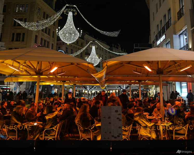 Austrians enjoy final day out before impending COVID-19 lockdown