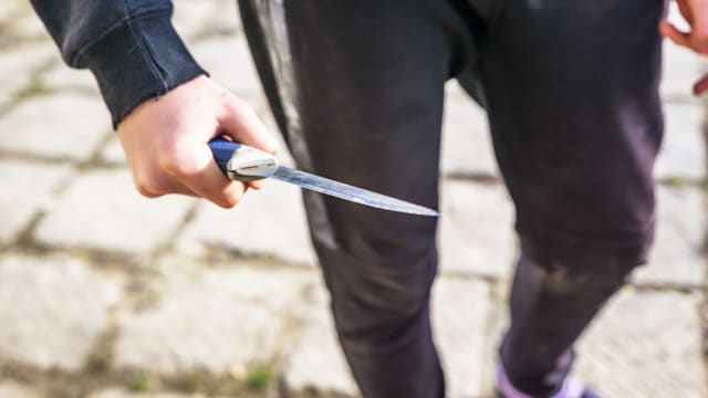 文礼坊持刀冲向警员 56岁男子今面控