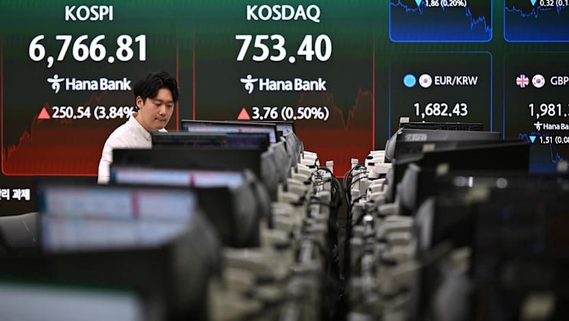 Tech lifts Asia stocks, Brent crude back above US$92