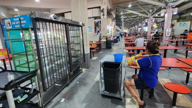 碗碟回收处装自动门 摊贩：啄食鸟儿少了一半