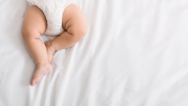 宝宝不睡就咬他捏他 女佣被判坐牢