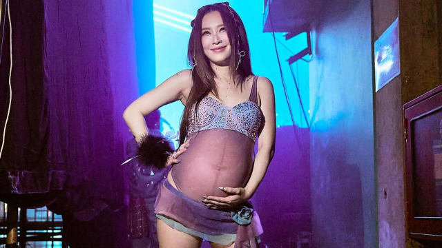 这也太拼了吧！泰女团成员挺孕肚登台唱跳！