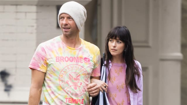 交往8年已订婚，Dakota Johnson和Coldplay主唱Chris Martin突传分手！