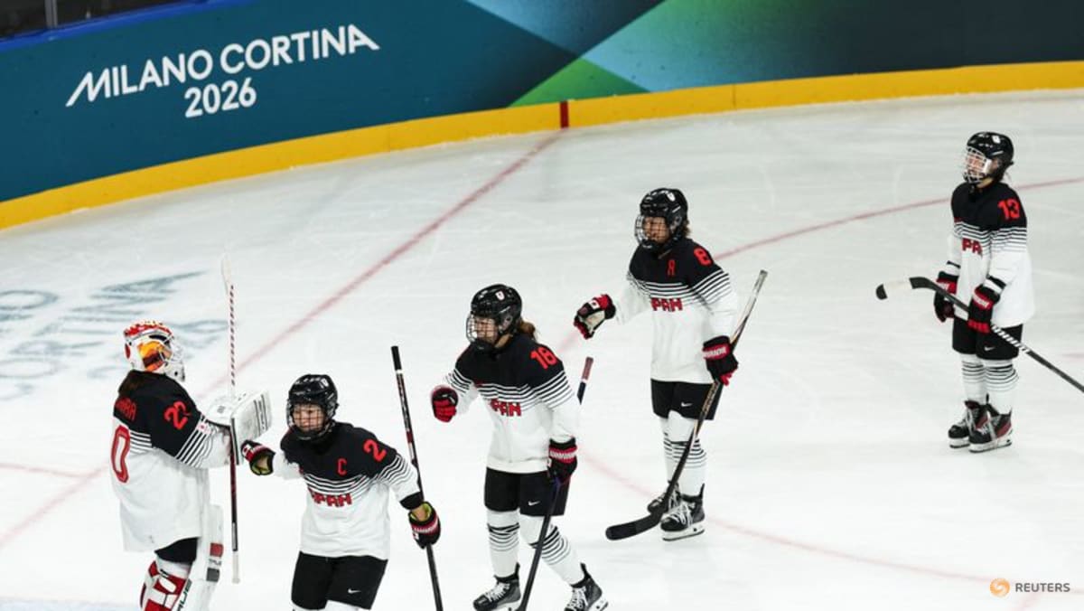Ice hockey-Switzerland overcome Czech Republic in thrilling shootout, Japan score late to beat France