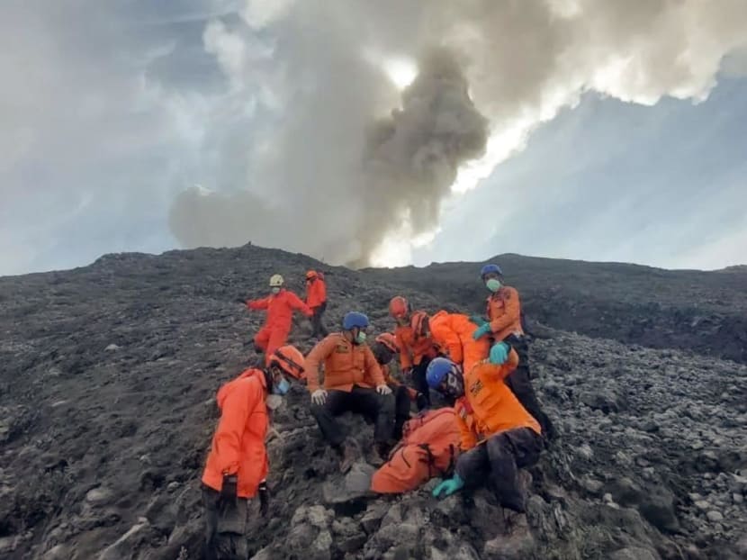 This handout photo taken on Dec 4, 2023 and released on Dec 5, 2023 by the National Search and Rescue Agency (Basarnas) shows rescuers evacuating one of the victims from the slopes of Mount Marapi in West Sumatra. This handout photo taken on Dec 4, 2023 and released on Dec 5, 2023 by the National Search and Rescue Agency (Basarnas) shows rescuers evacuating one of the victims from the slopes of Mount Marapi in West Sumatra.