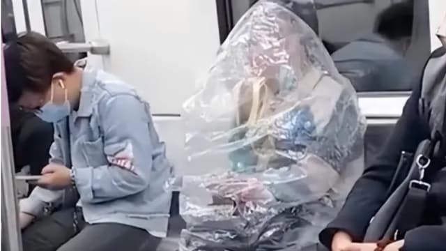 中国女子套塑料袋在车厢内吃香蕉 地铁客服：不允许