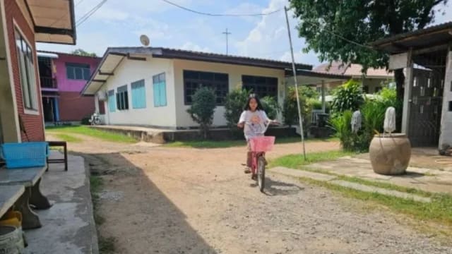 每天上学午休回家给病父奶奶喂饭 泰国女童独担顾家重任