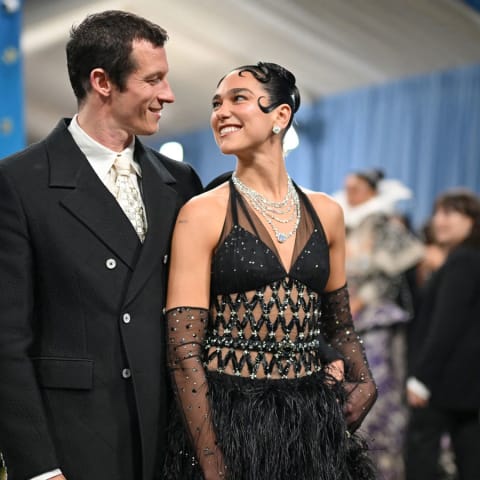 Dua Lipa亲口证实与Callum Turner订婚,心有灵犀他太懂我