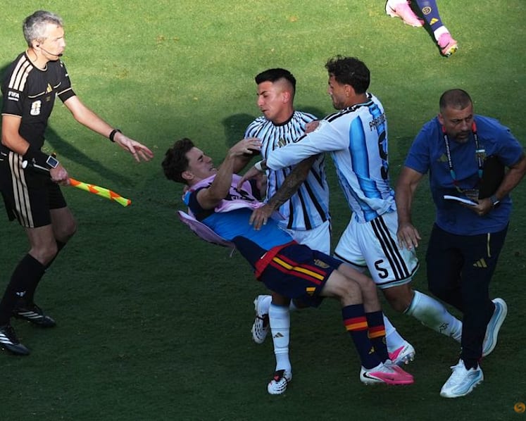 Tempers flare at end of Spain-Argentina World Cup final