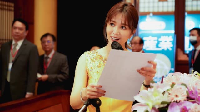 被酸“讲讲话就可以赚钱”　吴怡霈高EQ回应