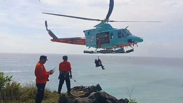 两游客受困峇厘岛悬崖 直升机紧急救援脱险
