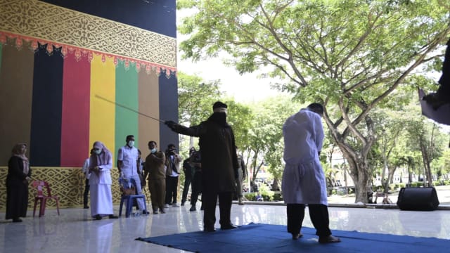 印尼两男拥抱亲吻被公开鞭刑 再度引发讨论