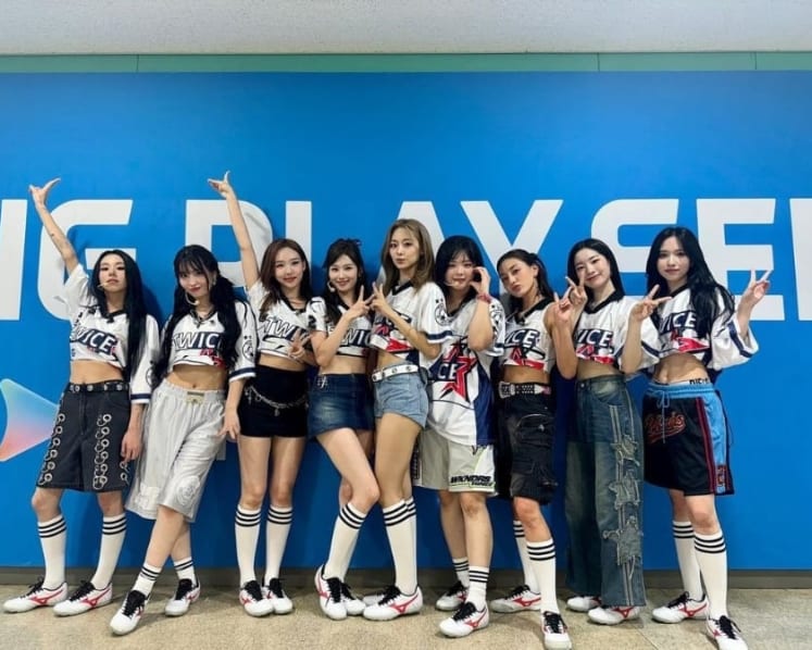 Twice fans in Taiwan flock to famous temple to pray for K-pop group's concert tickets