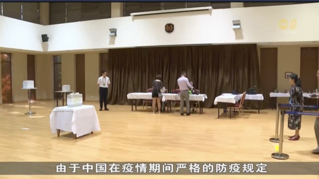 海外选民提早到使馆排队 或顶着烈日投票