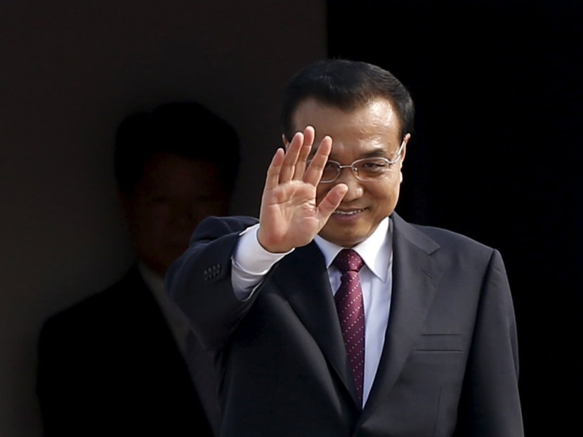 Chinese Premier Li Keqiang waves as he leaves Seoul Air Base in Seongnam, South Korea, Nov 2, 2015. Photo: Reuters