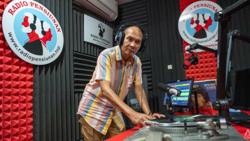 "Kilang kebahagiaan": Stesen radio pesara pertama Indonesia bantu warga emas tangani stigma 