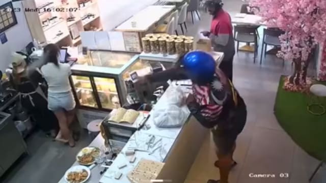 不满被替补上门找碴 马国送餐员被查扣