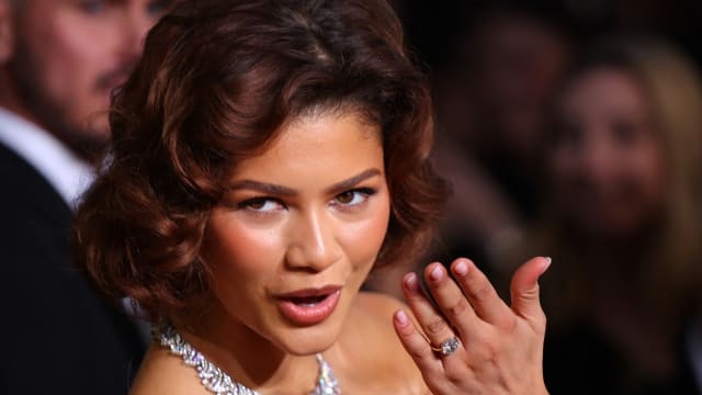 Zendaya金球奖上秀5克拉钻戒，和Tom Holland订婚了？男方浪漫求婚内幕曝光